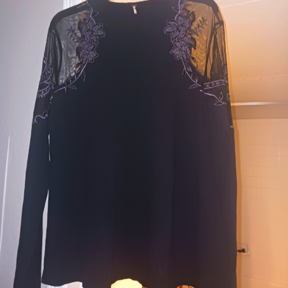 FREE PEOPLE GORGEOUS  BLACK TOP SHIRT WITH LACE AND FLOWERS MEDIUM MED M FALL